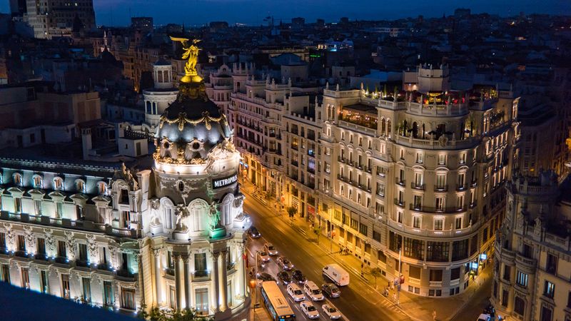 La Gran Vía de Madrid al anochecer, donde está la sede del Instituto.