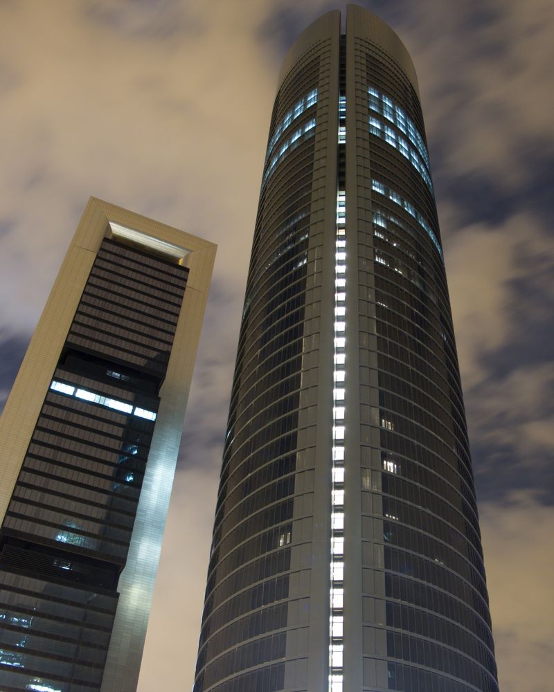 Torre de oficinas en el norte del paseo de la Castellana, Madrid.